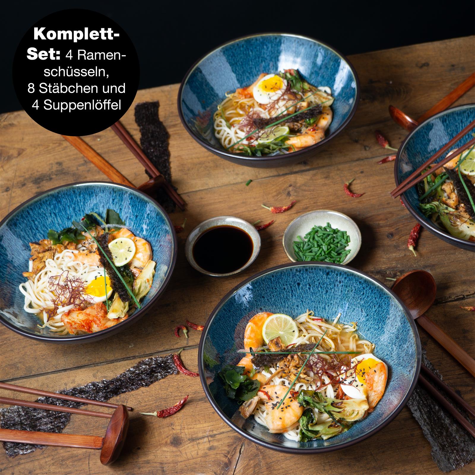 Gourmet Ramen Schalen Set Blau - 4er Set Elegantes Design für Ihre Küche Vierer-Set von blauen Gourmet-Ramen-Schalen mit stilvollen Rillen, perfekt für die Präsentation von asiatischen Gerichten, fotografiert in ansprechendem Winkel für ein elegantes Tischarrangement.