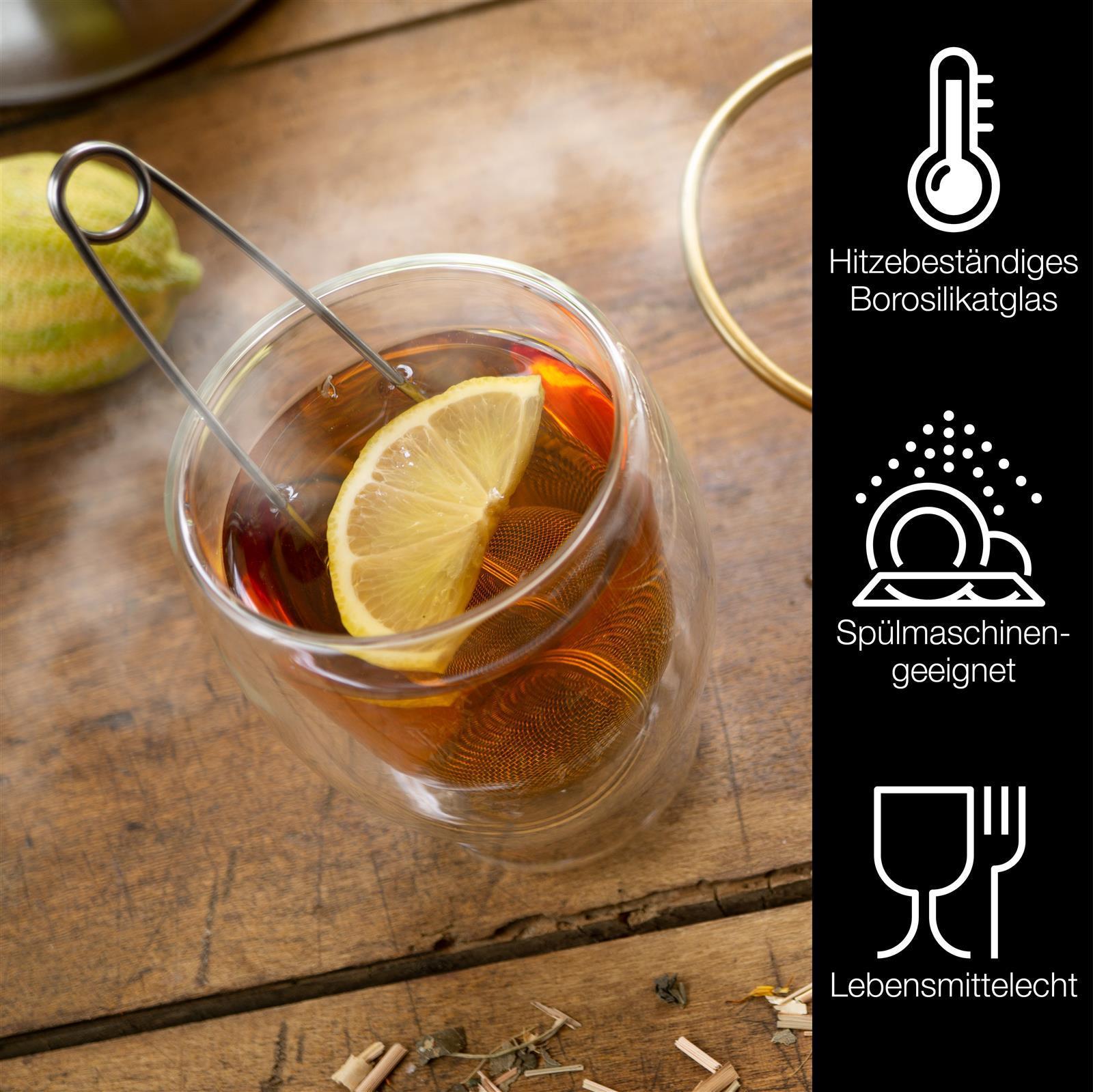 Zwei Cocktailgläser, Modell "Milano", aus klarem Glas mit feiner Rillenstruktur, auf einem, hellen Untergrund stehend