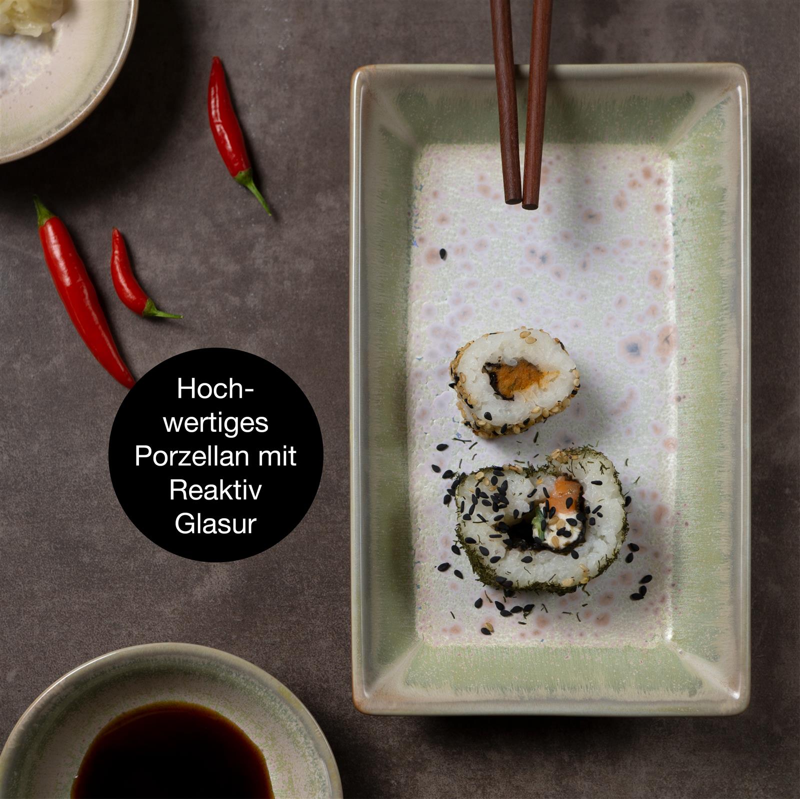Sushi-Geschirr in Beige, Ein Arrangement von Gourmet-Sushi auf einem beigefarbenen Teller mit lila Akzenten