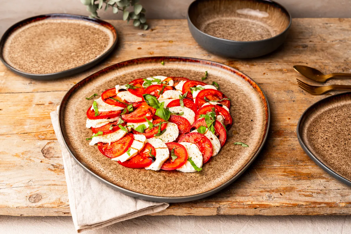 ORGANIC Servierplatte in Beige mit Tomate und Mozzarella