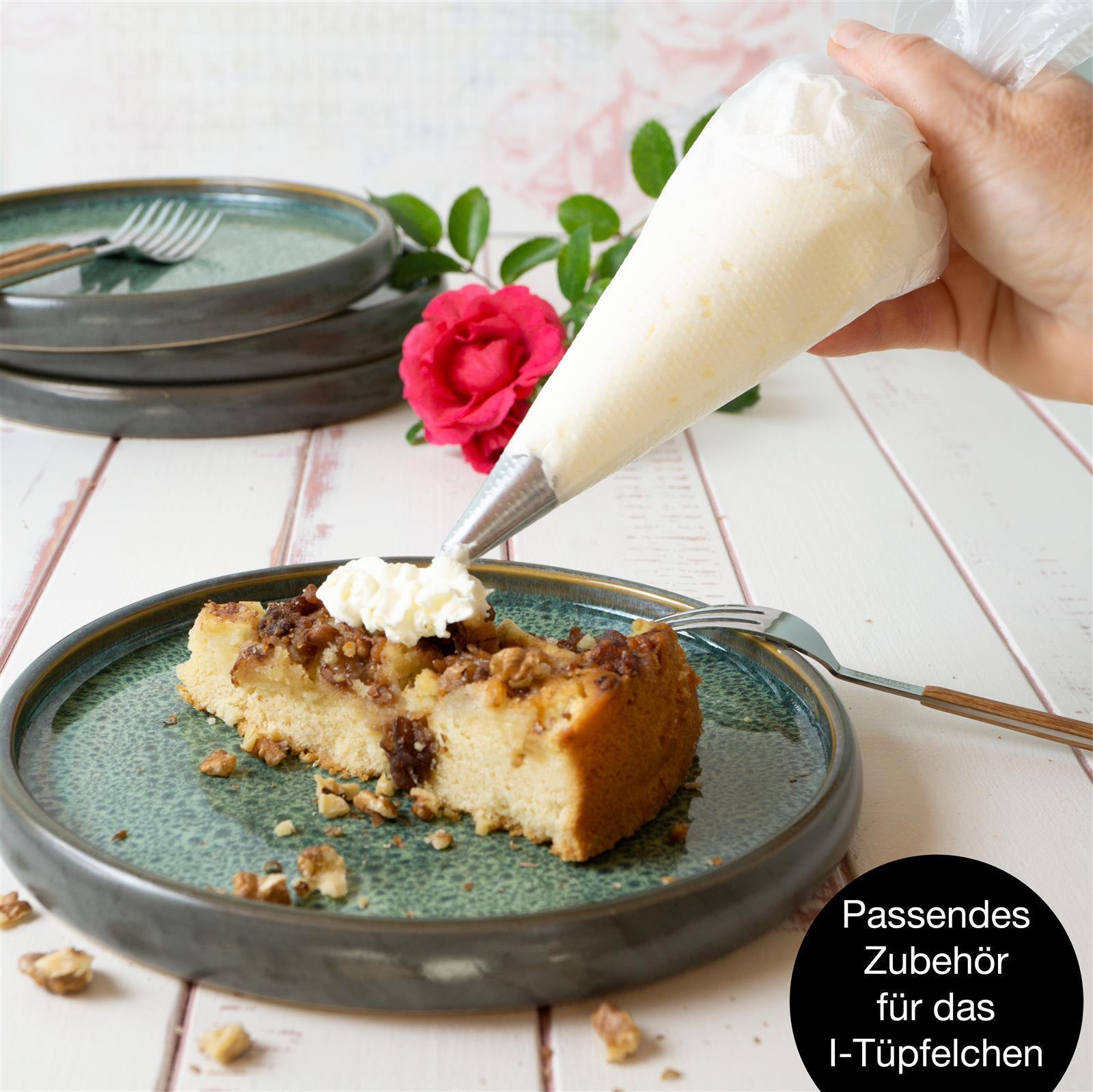 Kleiner runder Backrahmen aus Edelstahl für Kuchen und Torten, einstellbar in der Größe, auf einem Holztisch platziert. Ideal für präzises Backen und gleichmäßige Ergebnisse.