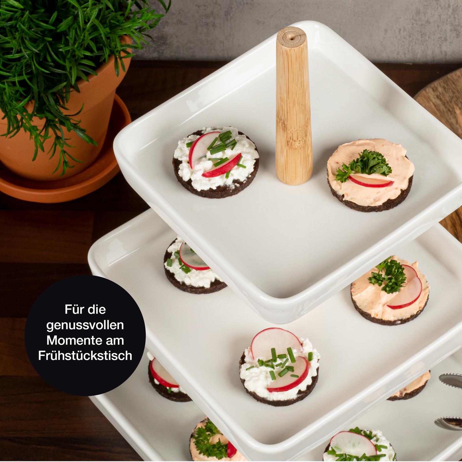 Eckige Etagere aus Holz mit drei Ebenen, auf neutralem Hintergrund