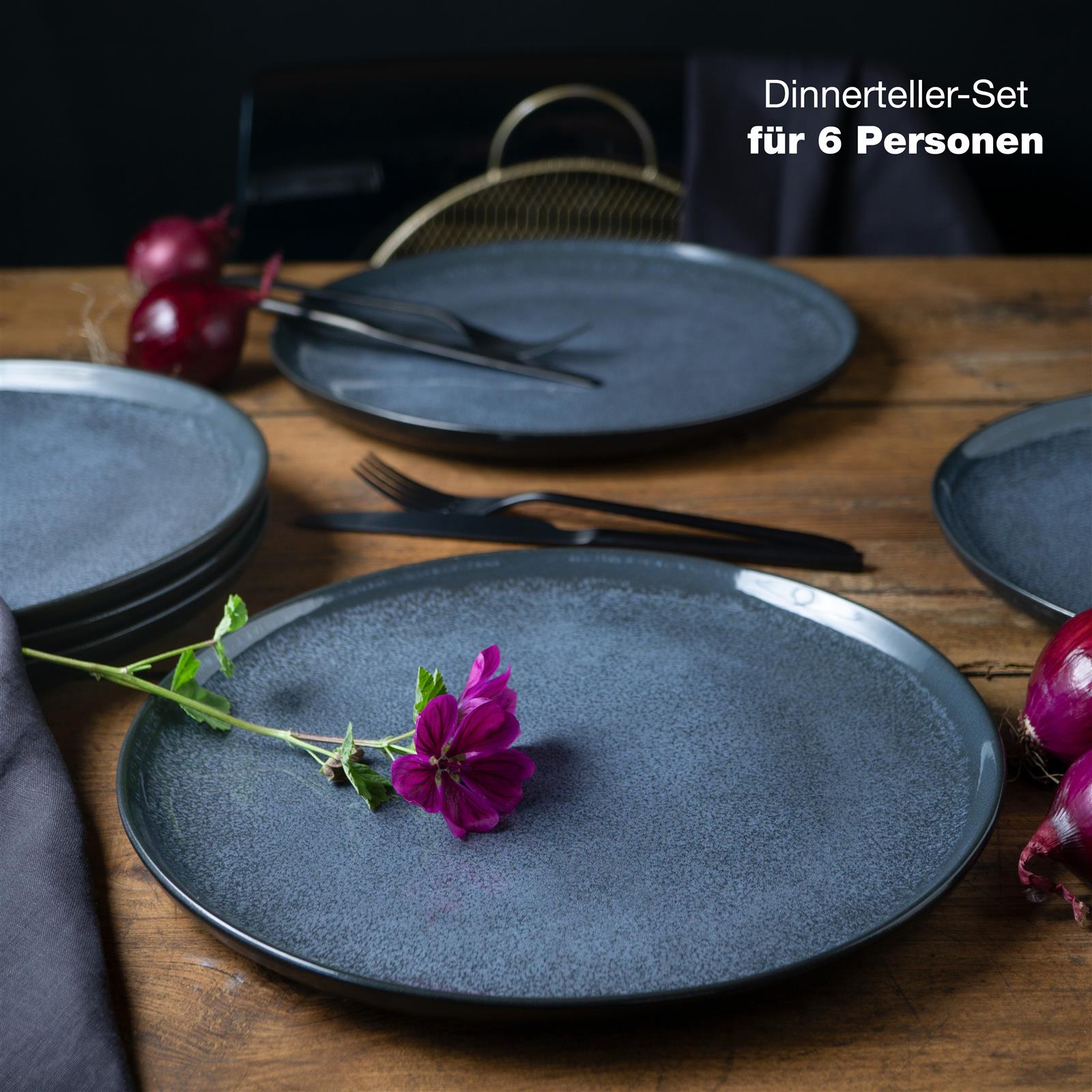 Tellerset in Blau, Sechs blaue, runde Gourmet-Dinnerteller aus Keramik mit mattem Finish, auf einem Holztisch arrangiert