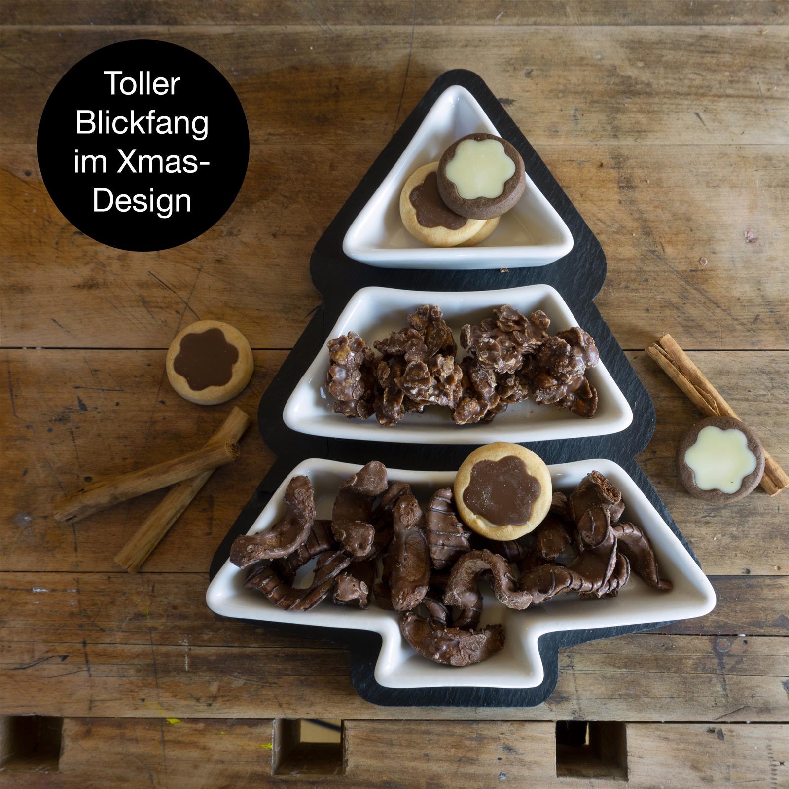 Ein stilvoller Schieferteller mit einem frischen, duftenden Zimtschnecken-Dessert, kunstvoll angerichtet auf einem Holztisch, ideal für Feinschmecker und Liebhaber von Frühstücksleckereien.