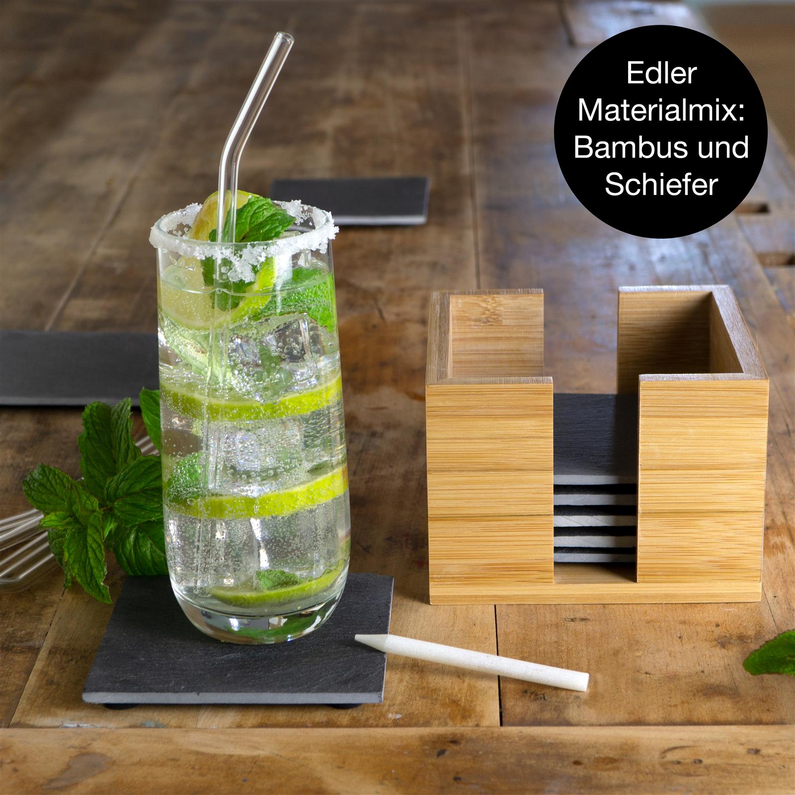 Eleganter Schieferplatten-Teller mit Pfefferminz-Dekoration – stilvolles Serviergeschirr für moderne Tischkultur Zwei Flaschen Gin der Sorte Moritz & Moritz Schiefer Peppermint stehen auf einem dunklen Untergrund mit Eiswürfeln und frischer Minze; im Hintergrund ein gefülltes Cocktailglas mit Garnitur, stimmungsvoll beleuchtet für eine edle Präsentation hochwertiger