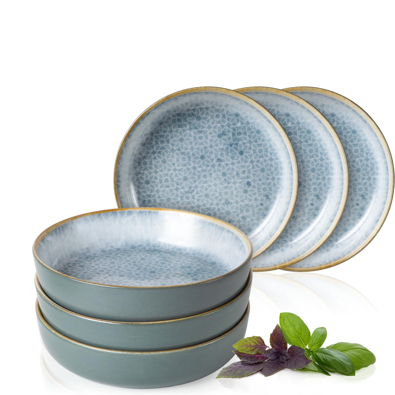 Sechsteiliges Set mediterran-blauer Suppenteller, auf gedecktem Tisch bei Tageslicht