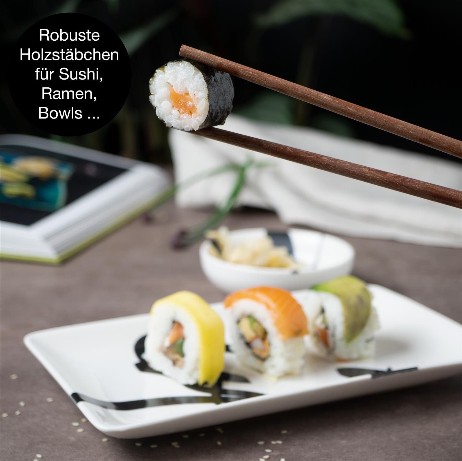 Gourmet Sushi-Set 6-teilig mit Pinselschrift in Schwarz 6-teiliges Gourmet-Sushiset in elegantem Schwarz mit Pinselschrift, bestehend aus Schalen, Sojasaucenschälchen und Essstäbchen - perfektes Set für authentischen Sushi-Genuss.